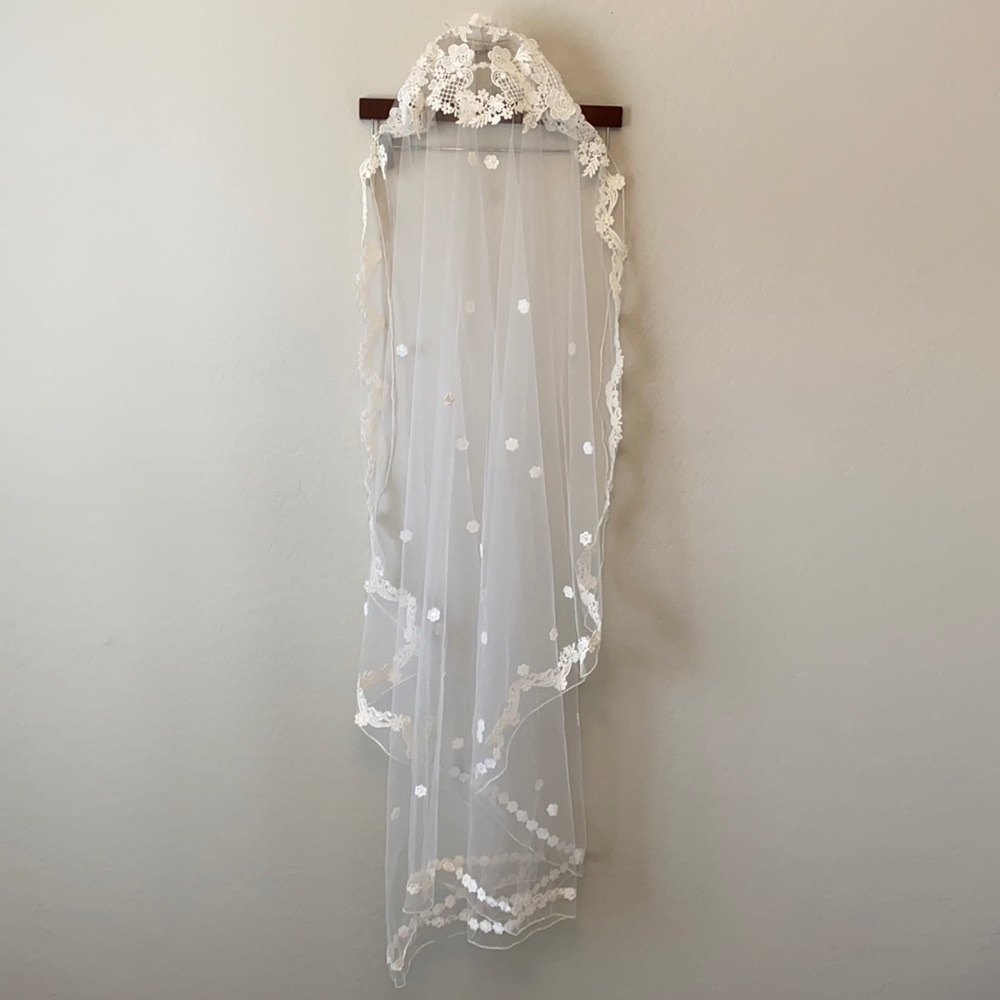 1970s Vintage Juliet Cap Veil White Floral Lace